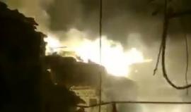 فيديو لاحتراق الأبنية السكنية في أحياء حلب بعد قصف الطيران الحربي لها بمادة الفوسفور الحارق!