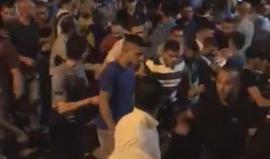 للحظة مهاجمة قوات الاحتلال للشبان المشيعة لجثمان الشاب الغريق علي ابو غربية في القدس المحتلة والتي اسفرت عن إصابة 30 مواطنا بينهم حالة حرجة