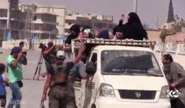 أهالي #منبج السورية يحلقون اللحى ويحرقون البراقع في الشوارع بعد دحر تنظيم الدولة عن مدينتهم