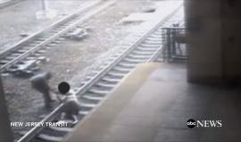#شاهد شرطي ينقذ شخص ألقى بنفسه على السكة الحديدية في نيو جيرسي بغرض الانتحار !