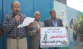 من كلمة ابو مروان بدوان آمين سر اللجنة الشعبية للآجئين بمدينة دير البلح في وقفة تضامنية ضد طمس هوية المناهج الفلسطينية في احدي مدارس وكالة الاونروا . تصوير حازم مزيد