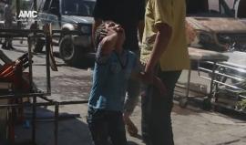 مشهد مؤثر لطفل يبكي شقيقته الصغيرة التي قضت في القصف الجوي على حي السكري في #حلب 
(مركز حلب الاعلامي)