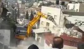 #شاهد عائلة ابو فرحة تشاهد أمام ناظريها قوات الاحتلال تهدم منزلين للعائلة في راس العامود في القدس المحتلة .
تصوير فاطمة بكري