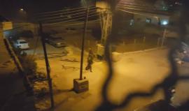 #فيديو جنود الاحتلال يطلقون قنابل الصوت والغاز وصوب أهالي حارة جابر في الخليل