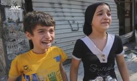 مشهد مؤثر لطفلان يبكيان والدهما الذي أصيب بقصف طائرات النظام الحربية حي السكري في #حلب قبل قليل 
(مركز حلب الإعلامي)