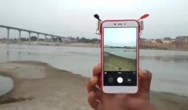 اختراع جديد يُغنيك عن عصا السيلفي! 

ما رأيك ؟