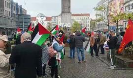 #مباشر مظاهرة في العاصمة الألمانية برلين تضامنا لـ #مسيرة_العودة_الكبرى في قطاع غزة ورفضا لاعتداء قوات الاحتلال عليها . و بمناسبة يوم الأسير الفلسطيني.