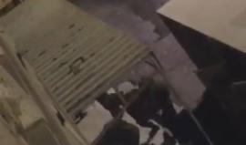 #شاهد ..جنود الإحتلال يعتدون بالضرب المبرح على الشاب "هيثم سياج" امام عائلته أثناء اعتقاله من منزله الليلة الماضية في مدينة الخليل.