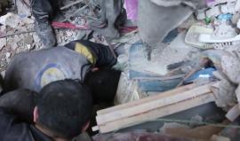 صرخات من طفل تحت الأنقاض بعد غارة جوية على أحياء مدينة #عربين بالغوطة الشرقية