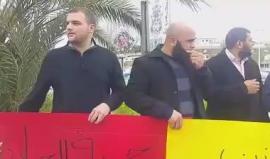 العشرات من اهالي ام الفحم في الداخل المحتل يتظاهرون بمدخل المدينة ضد مصادقة الكنيست الاولى على قرار منع الاذان