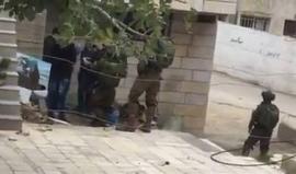 #شاهد استمرار اقتحام قوات الاحتلال لقرية دير نظام غرب رام الله ومداهمة عدد من المنازل