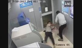 #شاهد كيف واجه حارس شجاع لص ATM مسلحا

أظهر مقطع فيديو حارس أمن تعامل بشجاعة كبيرة مع لص نفذ عملية سرقة من إحدى الصرافات الآلية الموجودة في ولاية غوا الهندية، إلا أن محاولة الحارس في قطع الطريق على السارق بات بالفشل.