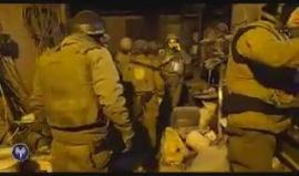 #شاهد الاحتلال يغلق ويسطو على ورشة حدادة في منطقة حي جبل جوهر في الخليل