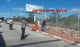 قوات الاحتلال ومستوطنون يعتقلون طالب وطالبة أثناء عودتهما من المدرسة قرب بوابة مستوطنة