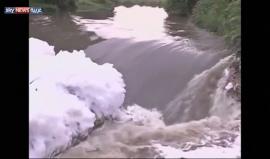 #شاهد تسرب الرغوة السامة من بحيرة بيلاندور، التي تعاني من التلوث، في مدينة بنغالور الهندية إلى الشوارع