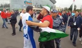 هــذا ما فعـله شـاب جزائري لمشجع يرفع العلم الإسرائيلي 