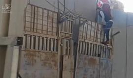 #فيديو لحظة اقتحام واحراق المتظاهرين برج عسكري اسرائيلي قرب موقع كارني شرق غزة الجمعة الماضية
