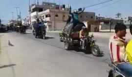 أطلق عليهم النشطاء "وحدة الكوشوك" .. #شاهد الشبان يستعرضون بالاطارات المطاطية قبل نقلها لمناطق مخيمات العودة شرق غزة.
#مسيرات_العودة_الكبرى