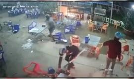 #فيديو مجموعة من الملثمين يستقلون درجات نارية هاجموا مقهى في مقاطعة باكان في شمال فيتنام