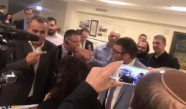 #فيديو عضو "الكنيست" الاسرائيلي "أرون حزان" يهاجم النواب العرب عقب رفعهم صور القدس والأقصى خلال كلمة نائب الرئيس الأمريكي في الكنيست 

ويقول المتطرف "حزان" لـ جمال زحالقة: "سوف نركلك من هنا إلى غزة"