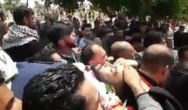 #شاهد من تشييع جثمان الشهيد الصحفي أحمد أبو حسين الذي ارتقى أمس؛ متأثراً بجراحه برصاص الاحتلال خلال تغطيته أحداث جمعة العلم ضمن #مسيرة_العودة_الكبرى في غزة .