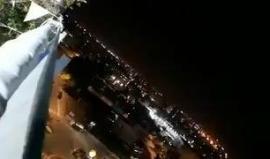 #فيديو شبان فلسطينيون يطلقون ألعابا نارية في الداخل المحتل تزامنا مع اطلاق الاحتلال صافرات انذار احياء لذكرى قتلى الجيش في الحروب