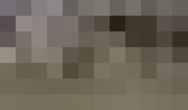 نشطاء يتداولون لقطة طريفة لحاج يرمي الجمرات بطريقة غير تقليدية