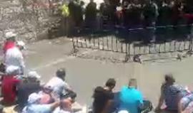 #شاهد #مباشر الشبان يؤدون صلاة الجمعة أمام باب الأسباط وشوارع القدس بعد منع الاحتلال من هم دون الـ 50 عاما من دخول الأقصى .