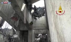 #فيديو إنقاذ شخص بعد أيام من انهيار جسر جنوى في ايطاليا