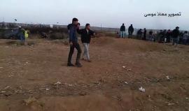 الحجارة كالمطر فوق رؤوس جنود الاحتلال.. #شاهد كيف هرب جيش الاحتلال أمام شجاعة الشباب الثائر شرق جباليا أمس
تصوير: معاذ موسى