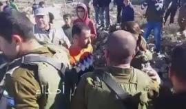 #شاهد| تصدي أهالي قرية قصرة، جنوب نابلس، للمستوطنين الذين تحميهم قوات الاحتلال، خلال محاولتهم اقتحام القرية صباح اليوم.