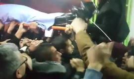 #شاهد .. وصول جثامين 5 شهداء كانت محتجزة لدى سلطات الاحتلال إلى المستشفى الاهلي في الخليل وهم : مصطفى برادعية من مخيم العروب شمال المدينة، وامير ومهند الرجبي من مدينة الخليل، وعيسى طرايرة من قرية بني نعيم شرق المدينة، وخالد خليل من بلدة بيت أمر شمال المدي