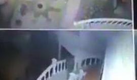 #فيديو لحظة اقتحام قوات الاحتلال منزل المواطن محمد دويك في منطقة بئر المحجر في الخليل