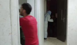 #فيديو : المستوطنون باعداد كبيره وبمساعدة جيش الاحتلال يقتحمون منزل عائلة أبو رجب بالخليل ويعتدون على اهل المنزل ويضربون زوجة الشيخ علي ابو رجب ضربا مبرحا ويطرحونها أرضا وينكلون بها.