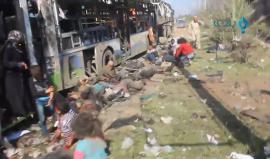 #شاهد لحظة انفجار سيارة مفخخة قرب حافلات نقل أهالي كفريا والفوعة في حلب ما أسفر عن ارتقاء أكثر من 100 شهيد و50 جريحا  

تصوير: محمد الراغب