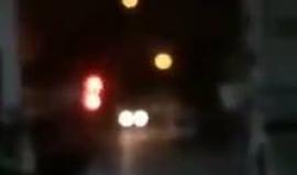 الشبان الفلسطينيون يمطرون قوات الاحتلال بالقنابل الحارقة خلال مواجهات بلدة الرام بالقدس المحتلة