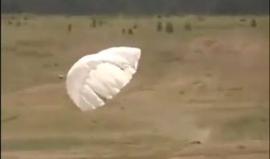 روسي عالق في مظلة !