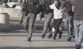 قوات الاحتلال تعتقل شاب عقب قمع فعالية تضامنية مع الأسرى في منطقة باب العامود بالقدس المحتلة