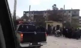 الميليشيات الشيعية في #حلب تبث فيديو للنازحين من الأحياء الشرقية ممزوجة بأغنية طائفية 
(نشطاء)