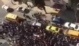 " السلطة خاينة" 
#شاهد .. هتافات خلال مسيرة تشييع المواطن المواطن أحمد عز حلاوة في نابلس والذي قضى الثلاثاء الماضي تحت التعذيب على يد عناصر أمن السلطة بعد اعتقاله في سجن جنيد .