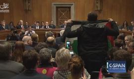 #شاهد| أمريكي مناصر للقضية الفلسطينية يحتج على تعيين "فريدمان" سفير للولايات المتحدة في "إسرائيل".

ديفيد فريدمان رجل يمني متطرف، يؤيد ضم الضغة الغربية للاحتلال.