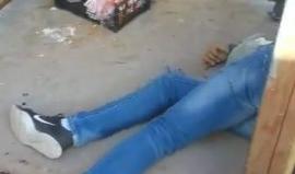 المشـاهد الأولى عقب إطلاق قوات الاحتلال النار على شاب فلسطيني بزعم محاولته تنفيذ عملية طعن شرقي رام الله قبل قليل