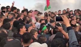 "يا سنوار دوس دوس على المنسق والجاسوس".. هتاف الجماهير الفلسطينية لقائد حماس في غزة يحيى السنوار في مخيم العودة شرق خانيونس أمس