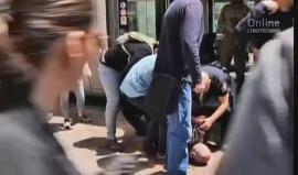 #شاهد | الإعلام العبري ينشر مقطع لما يقول أنه اعتقال فلسطيني نفذ عملية الطعن في القطار الخفيف بشارع يافا بالقدس المحتلة قبل قليل والتي اسفرت عن إصابة 3 مستوطنين أحدهم بحالة خطيرة .