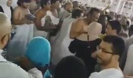 #شاهد لحظة القبض على شخص سكب البنزين على ستار الكعبة وأراد احراقها !