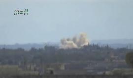 منازل السوريين تتطاير جراء القصف الحربي على مدينة الرستن في #حمص