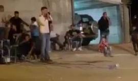 #شاهد 
‏شاب فلسطيني من مدينة رهط في الداخل الفلسطيني المحتل يتحدى الاحتلال برفع الأذان عبر مكبرات الصوت في أحد شوارع المدينة.
‏⁧‫#لن_تسكت_المآذن‬⁩