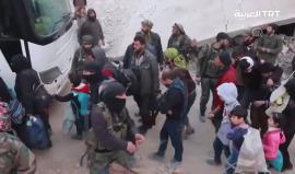 #شاهد | الدفعة الثالثة من المدنيين تغادر #الغوطة المحاصرة على متن 17 حافلة تقل نحو ألف شخص