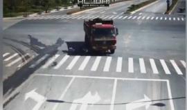 مقطع فيديو يوثق لحظة نجاة سائق من موت محقق بعد أن سحقت شاحنة مسرعة دراجته النارية تحت عجلاتها