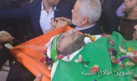 اسماعيل هنية يودع الشهيد القسامي مازن فقهاء خلال مراسم تشييعه بغزة 
تصوير طلال النبيه